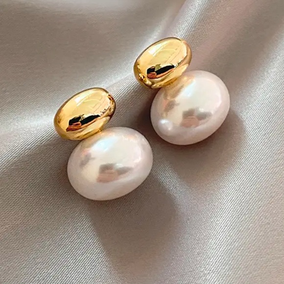 EARRINGS French Elegant Gold Color Bean Spliced Flat Pearl Earrings JEWE… - Picture 3 of 5